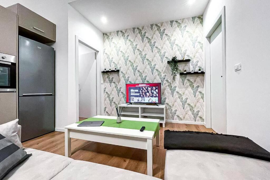 Luxury Stazione Centrale Elegante Loft Apartment Trieste Bagian luar foto